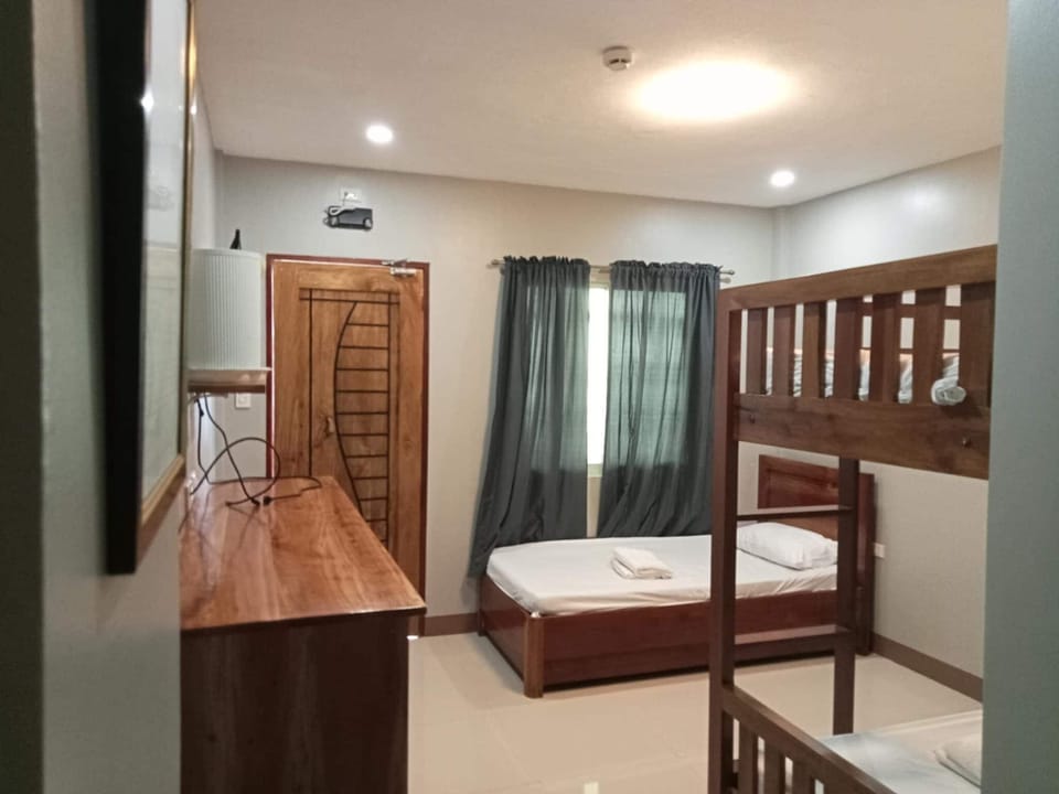 Triple Room | Desk, rollaway beds, free WiFi, bed sheets