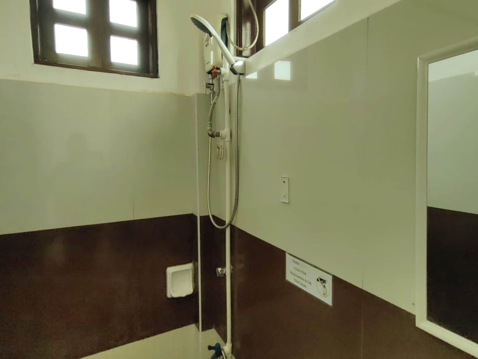 Standard Double Room, 1 Queen Bed | Bathroom | Shower, free toiletries, towels