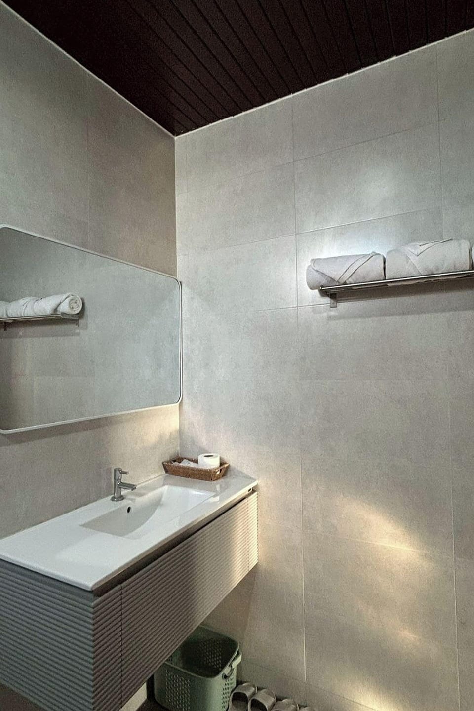 Family Room | Bathroom | Shower, rainfall showerhead, free toiletries, hair dryer