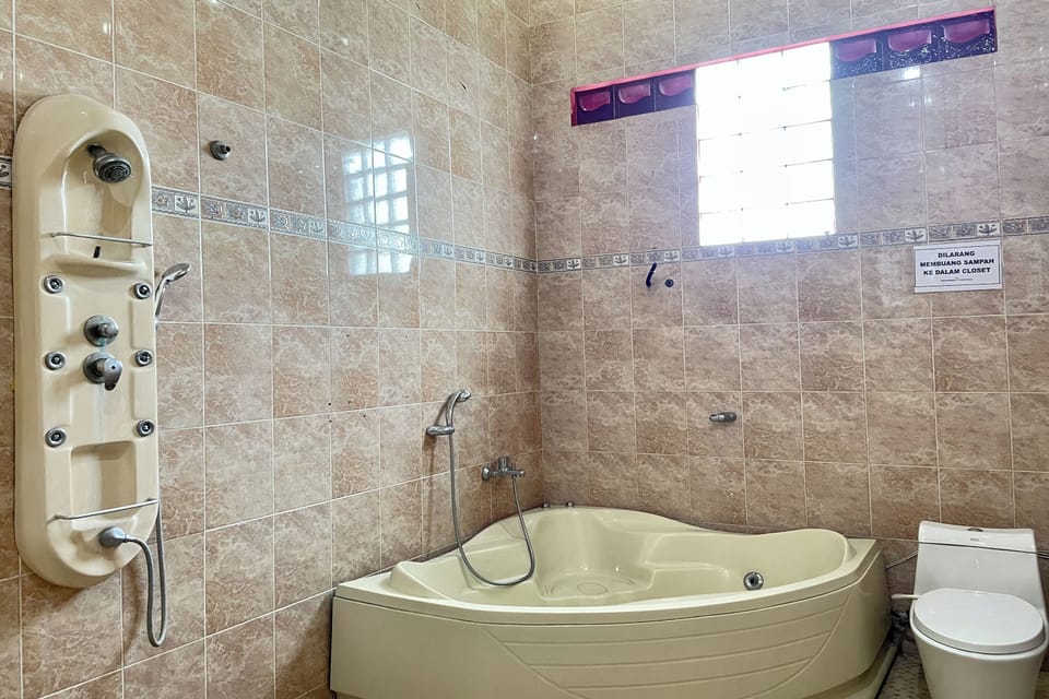 Suite | Bathroom | Free toiletries, towels