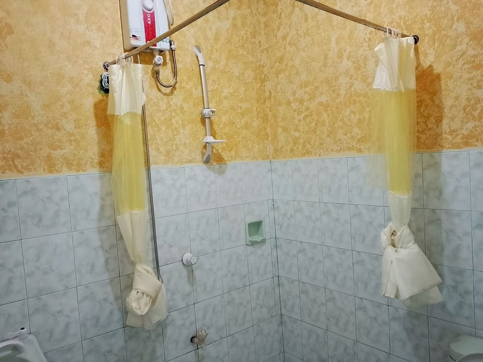Quadruple Room | Bathroom | Shower, rainfall showerhead, free toiletries, towels