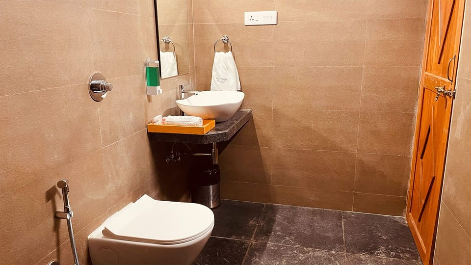 Cottages | Bathroom | Shower, free toiletries, soap, shampoo