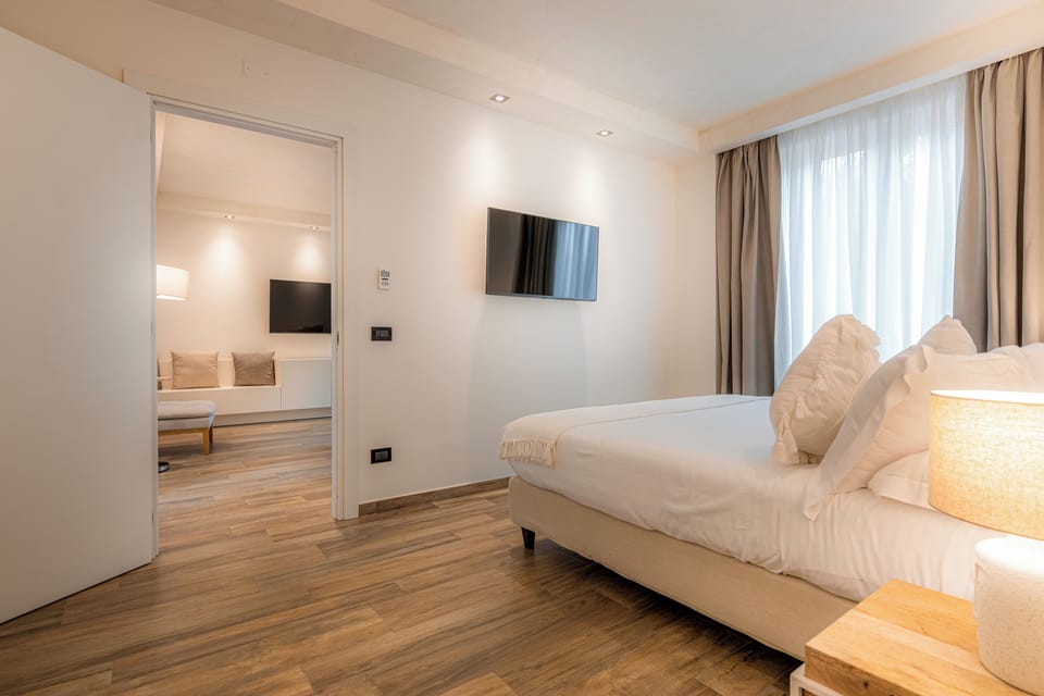 Royal Suite | In-room safe, desk, blackout drapes, soundproofing