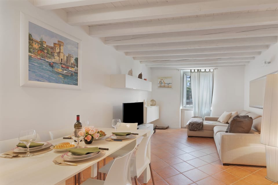 Standard Apartment, Multiple Bedrooms (Magnolia House) | Dining