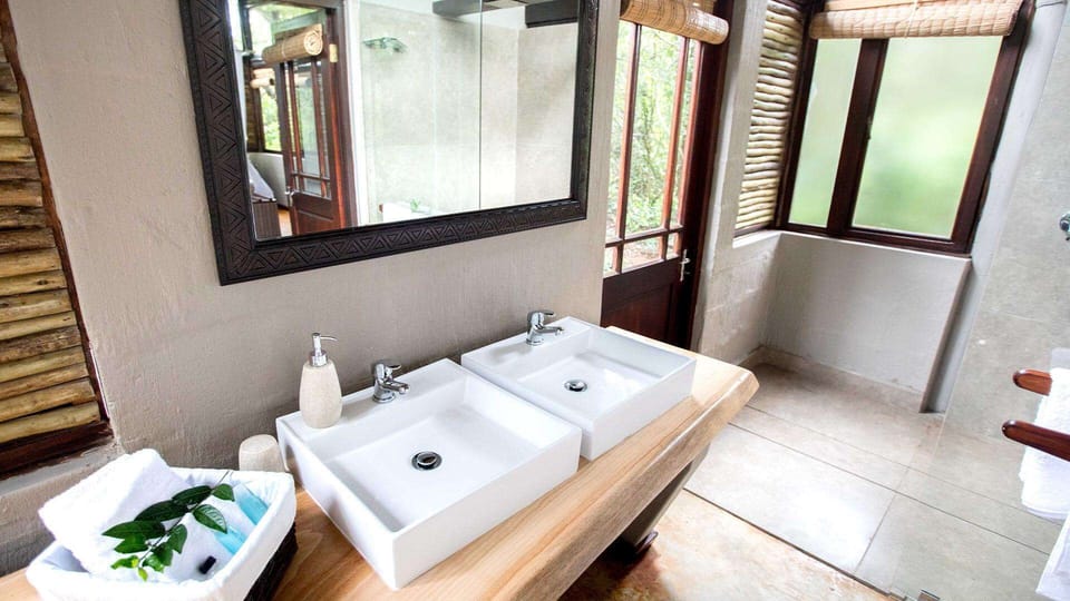 Shower, rainfall showerhead, free toiletries, hair dryer