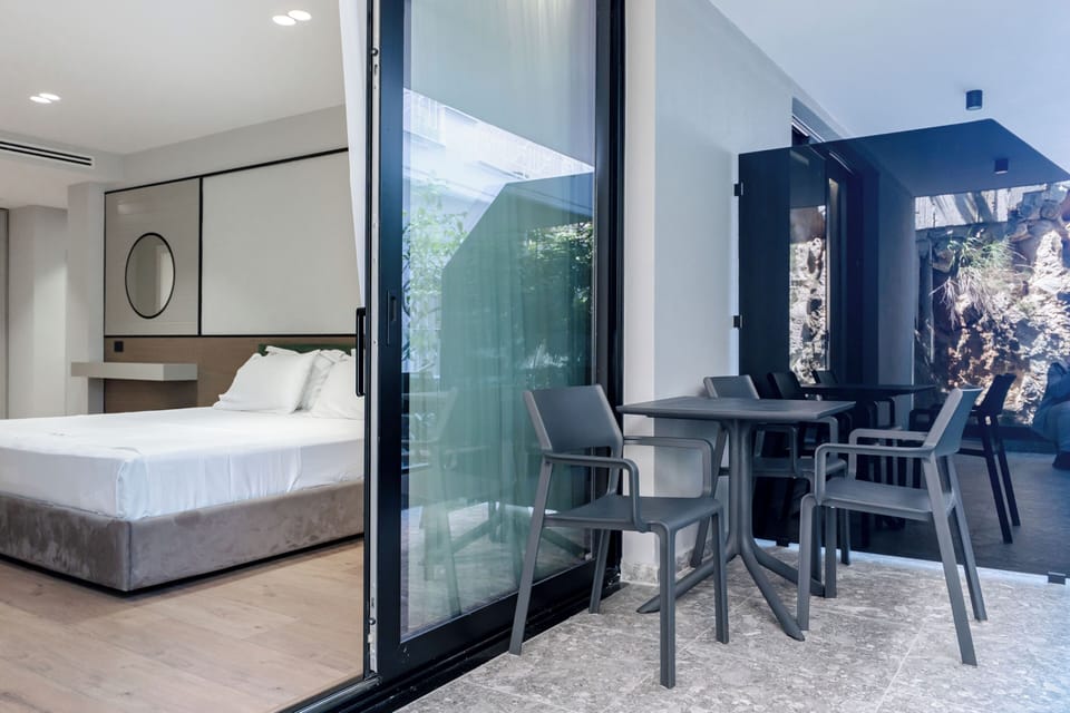 Suite, Balcony | Minibar, desk, soundproofing, free WiFi
