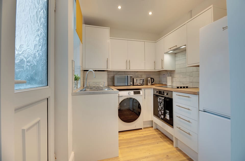 Room, City View | Private kitchen | Electric kettle