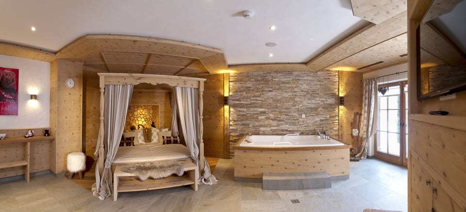 Couples treatment rooms, sauna, hot tub, steam room, body treatments