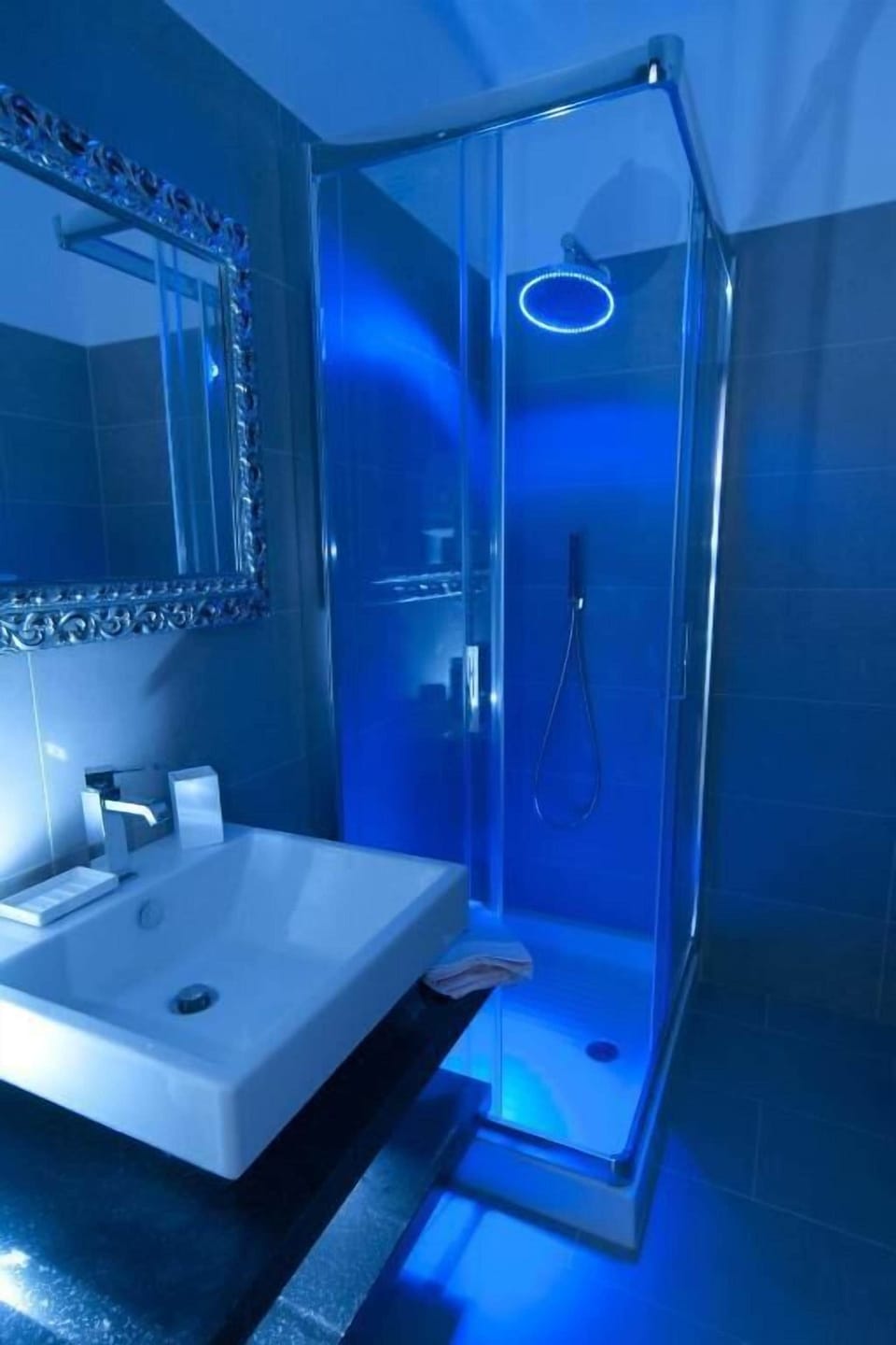 Deluxe Double Room | Bathroom | Free toiletries, slippers, bidet, soap