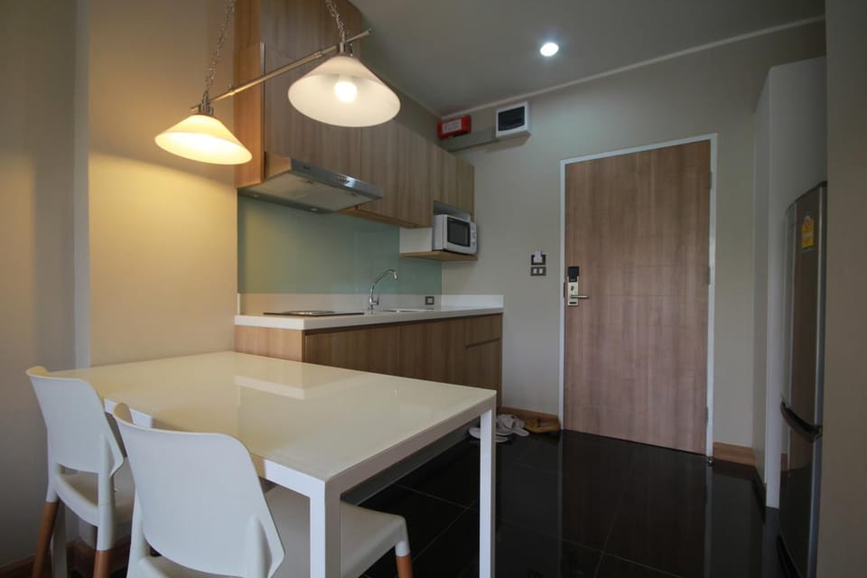 Full-size fridge, microwave, electric kettle, cookware/dishes/utensils