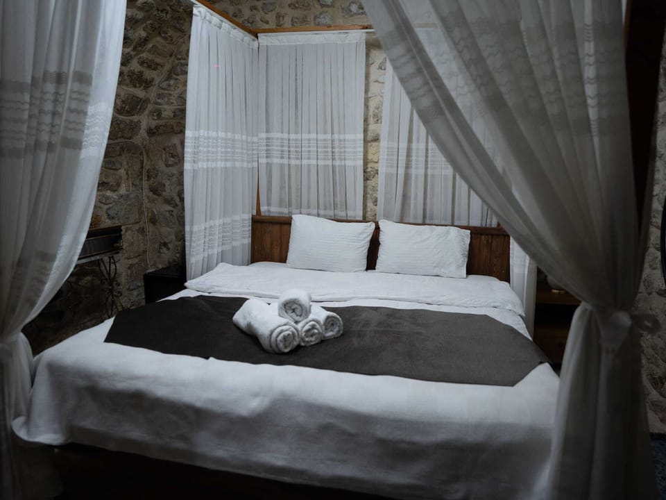 Classic Room | Free minibar, individually decorated, individually furnished, desk