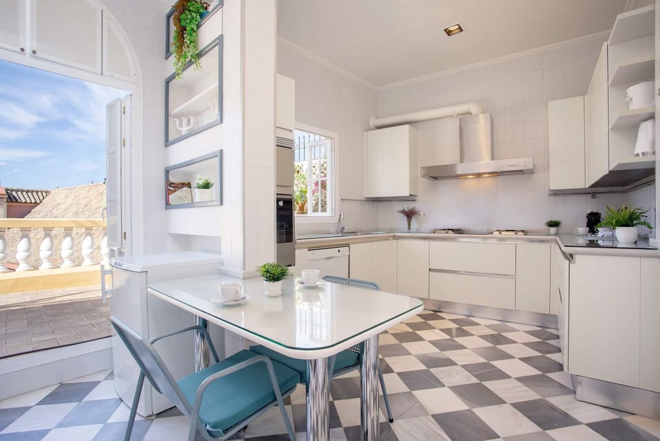 Apartment (2 Bedrooms) | Private kitchen | Fridge, microwave, oven, stovetop