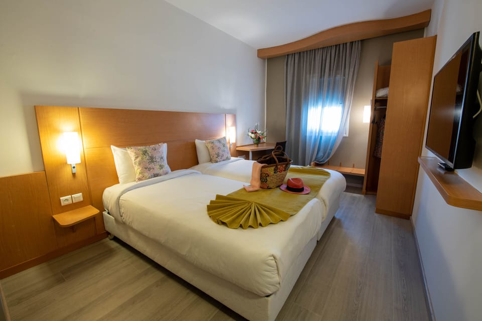 Superior Twin Room | Premium bedding, desk, laptop workspace, blackout drapes