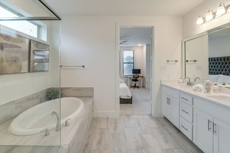 10 Mi to Dtwn Dallas: Sleek Retreat w/ Balcony Cottage in Dallas