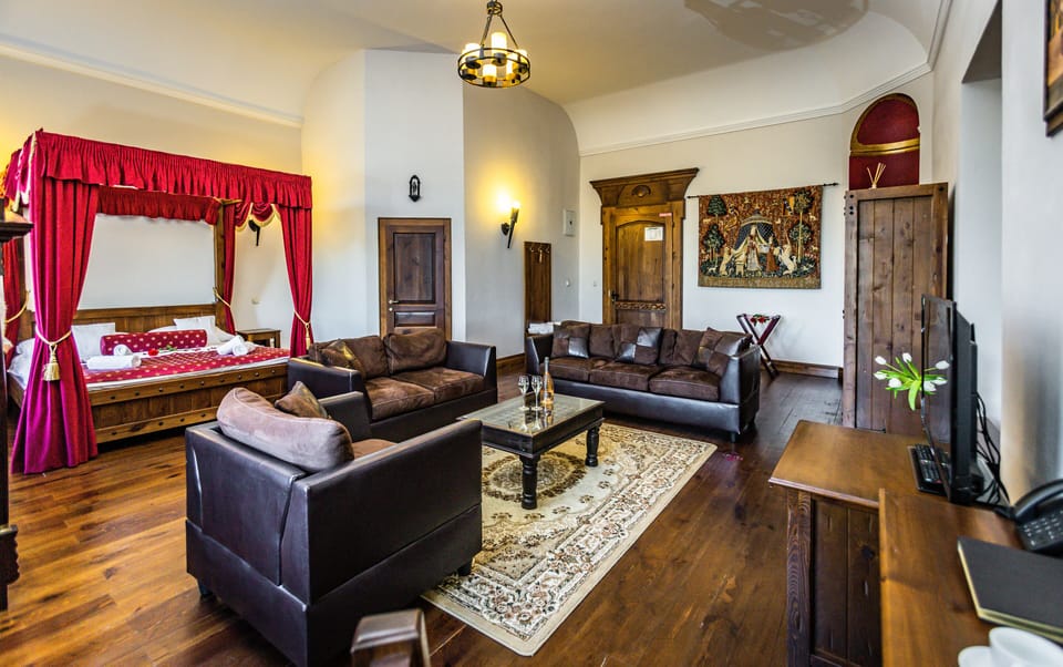 Deluxe Room, 1 Bedroom | In-room safe, desk, blackout drapes, soundproofing