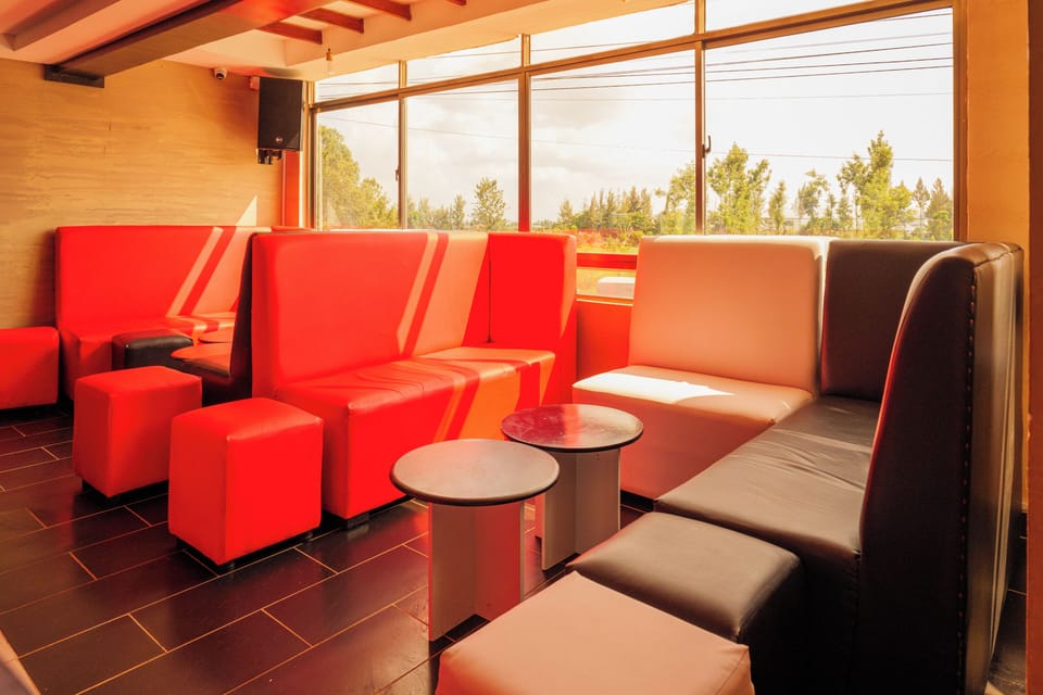 2 bars/lounges