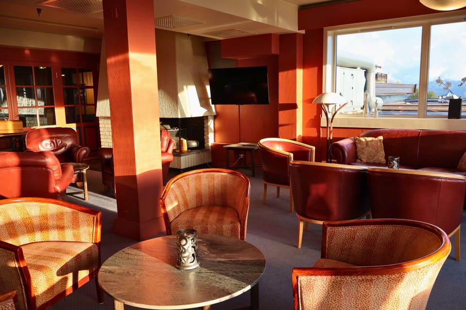 2 bars/lounges, lobby lounge