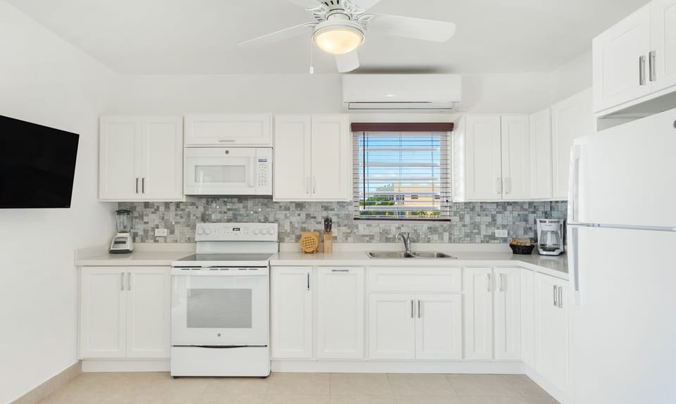 Suite, 1 Bedroom, Garden Area | Private kitchen | Coffee/tea maker, fridge, microwave, oven