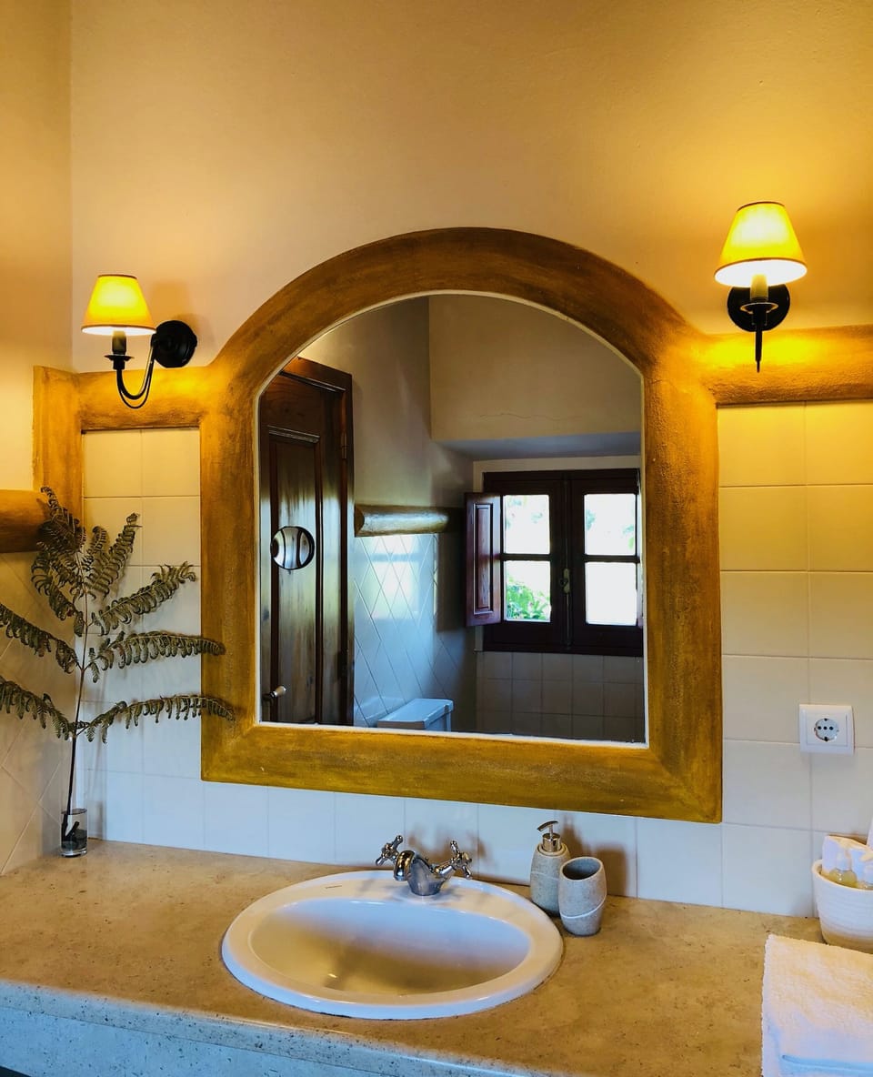 Superior Double Room, Garden View | Bathroom | Towels