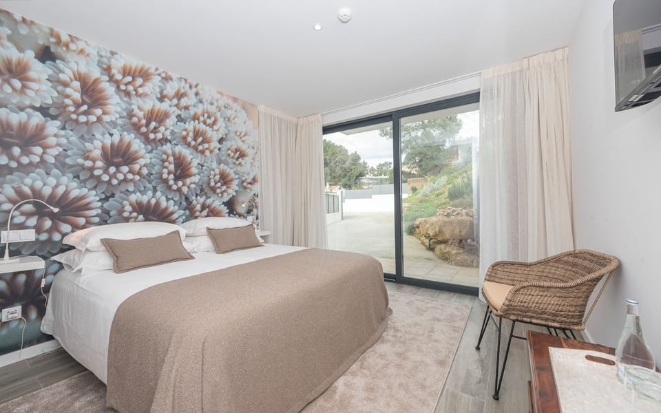 Deluxe Double Room (Anémona Branca) | Blackout drapes, iron/ironing board, free WiFi, bed sheets