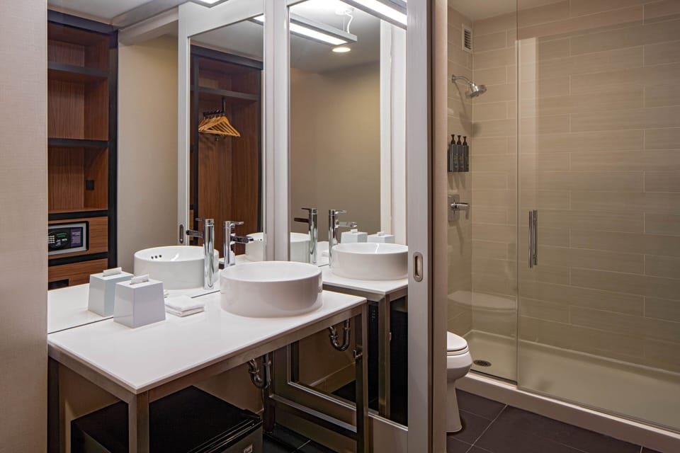 Traditional Room, 2 Queen Beds | Bathroom | Shower, free toiletries, hair dryer, towels