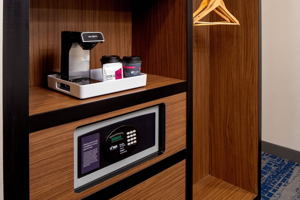 Traditional Room, 1 King Bed | In-room safe, desk, iron/ironing board, free cribs/infant beds