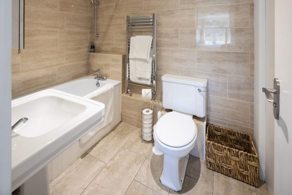 The Dovecote 3-bed Cottage, Rowden Manor Cottage in Chippenham