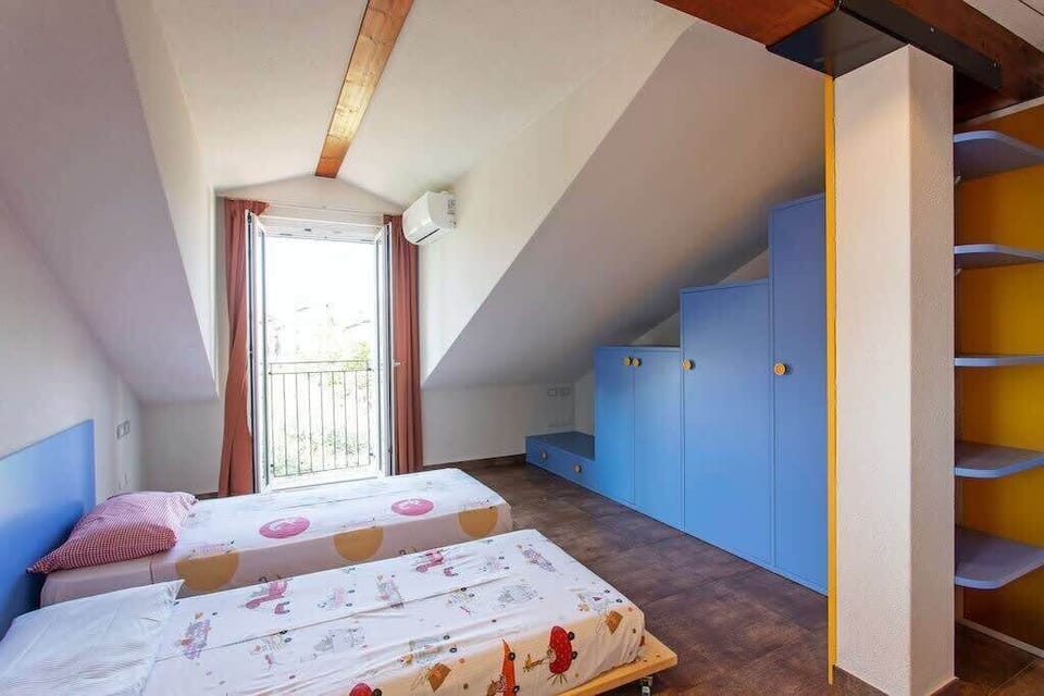 5 bedrooms, individually decorated, individually furnished, bed sheets