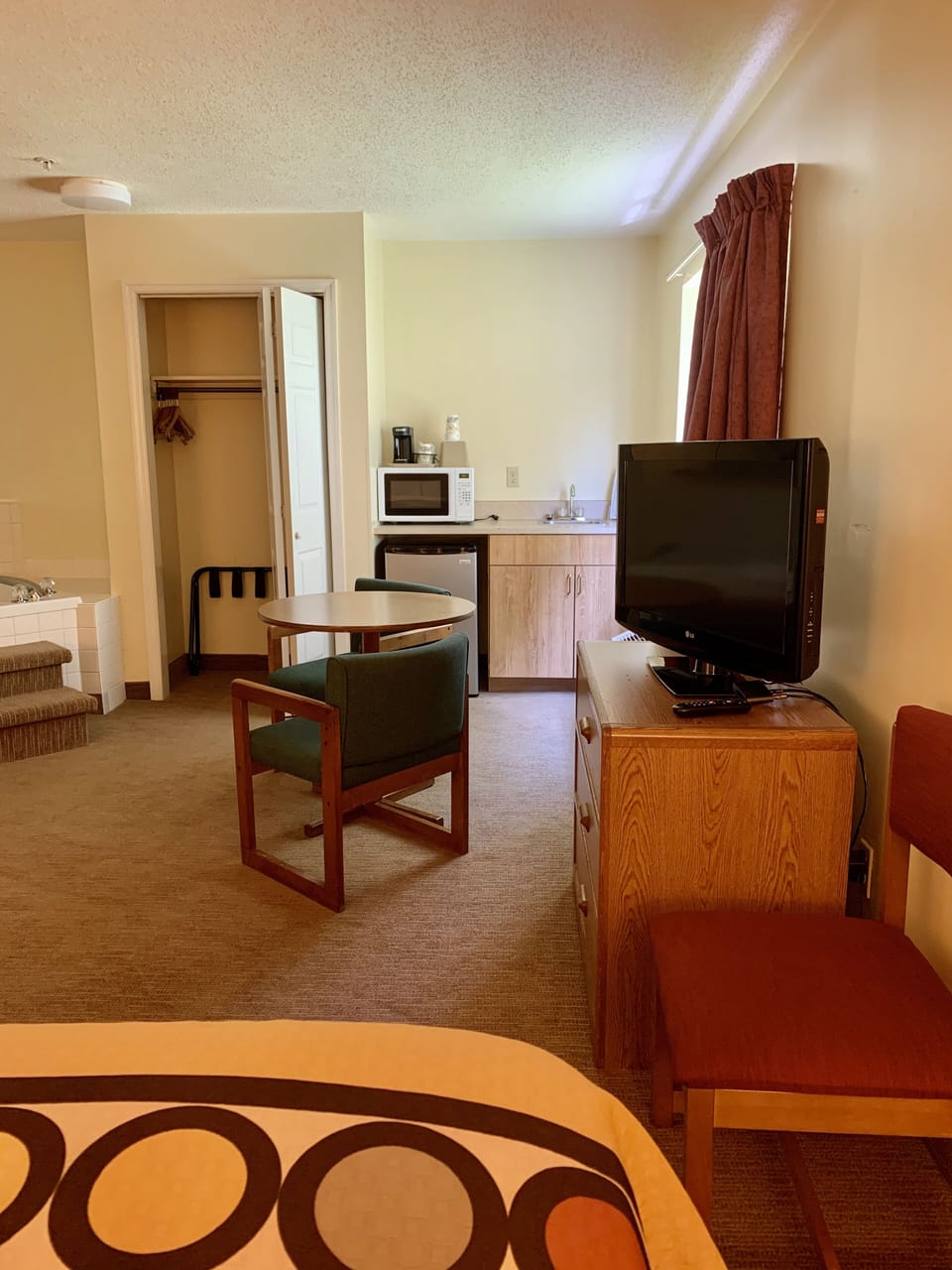 Pillowtop beds, blackout drapes, iron/ironing board, free WiFi