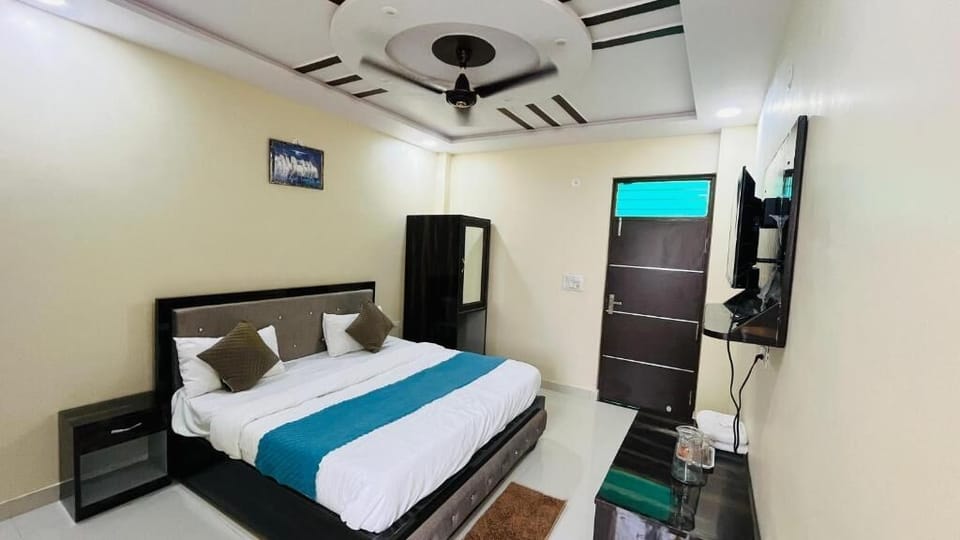 Deluxe Double Room, City View | Desk, laptop workspace, free WiFi
