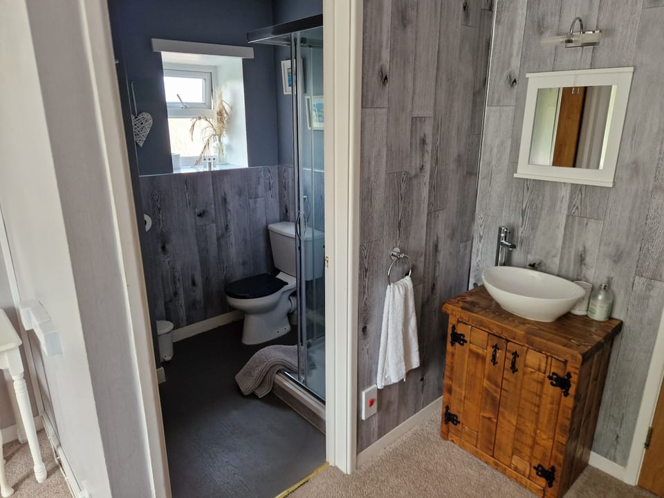 Double Room, Ensuite, Garden View | Bathroom
