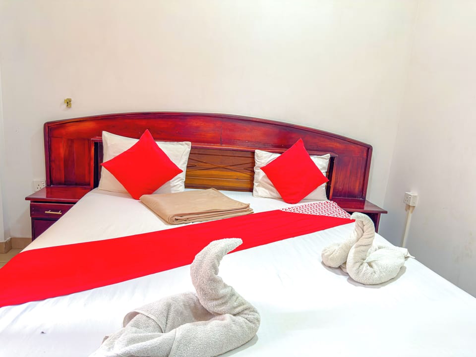 1 bedroom, premium bedding, desk, soundproofing