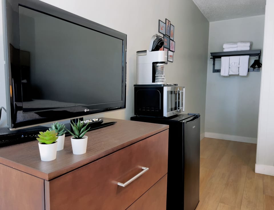 Family Villa, 2 Queen Beds | Living area | 32-inch flat-screen TV with cable channels, TV