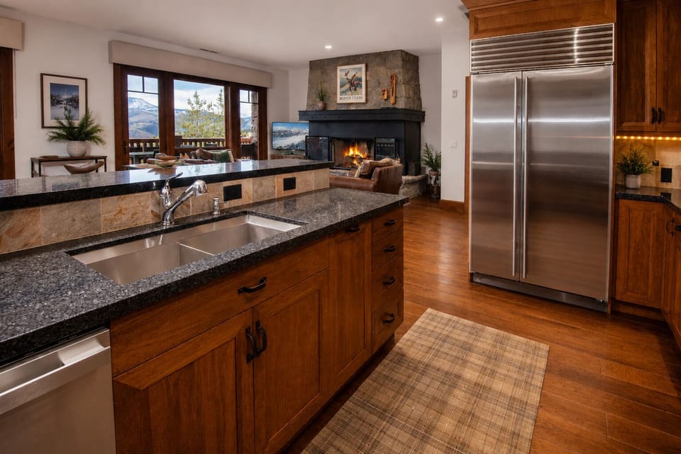Luxury Condo, 4 Bedrooms, Mountain View | Private kitchen