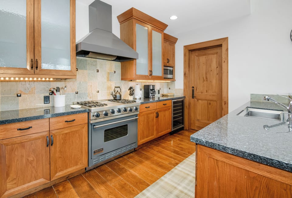 Luxury Condo, 4 Bedrooms, Mountain View | Private kitchen