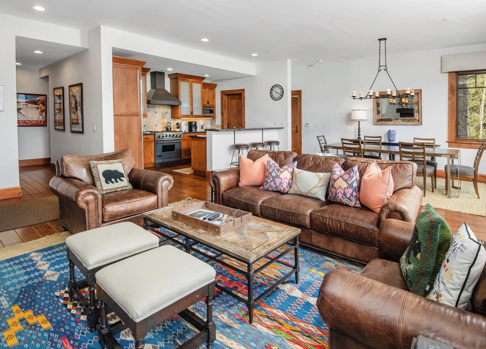 Luxury Condo, 4 Bedrooms, Mountain View | Living area