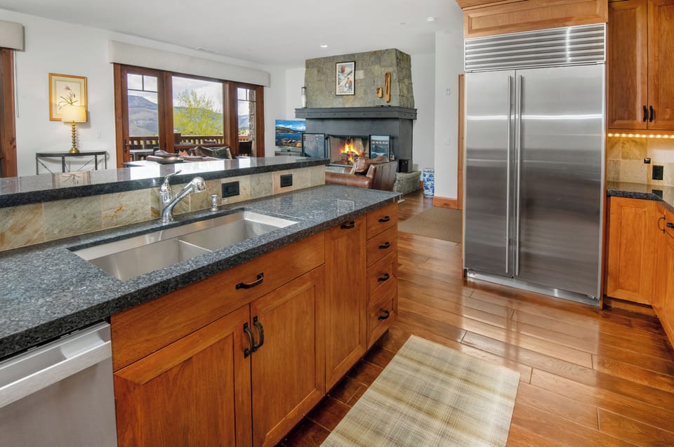 Luxury Condo, 4 Bedrooms, Mountain View | Private kitchen