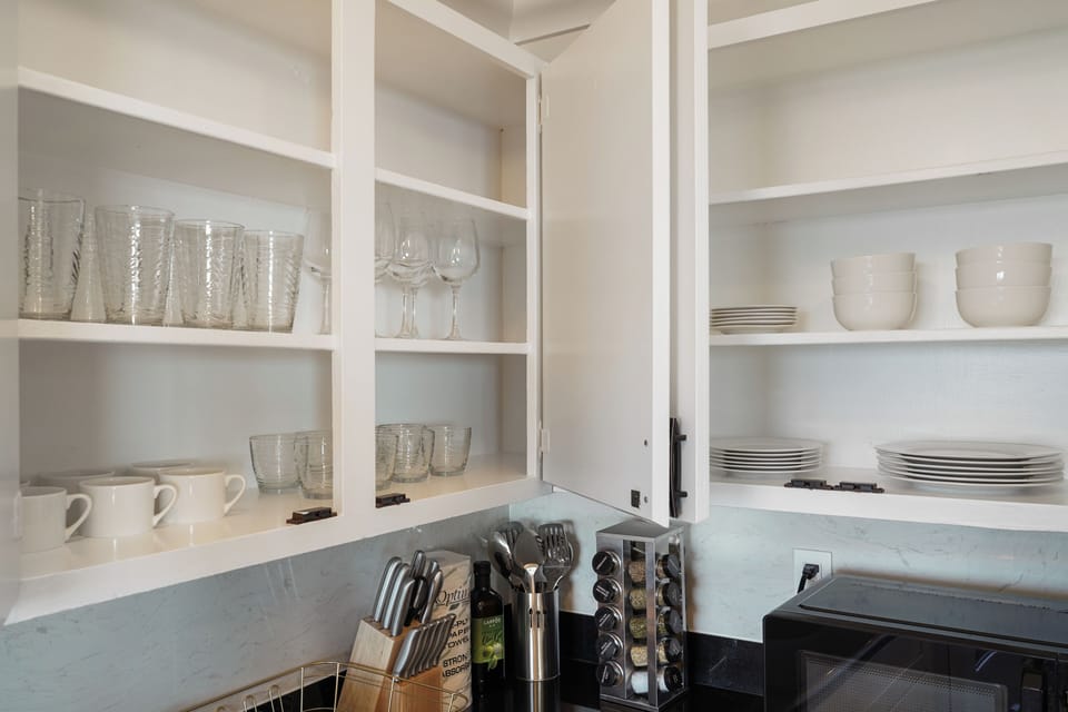 Family Apartment, 2 Bedrooms, Kitchen, Mountain View | Private kitchen | Coffee/tea maker, dining tables