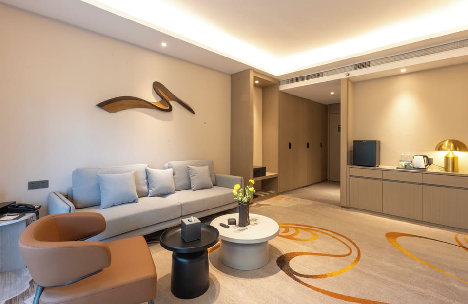 Business Suite | In-room safe, blackout drapes, soundproofing