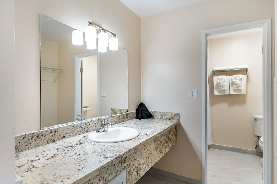 Standard Double Room, Balcony | Bathroom | Hair dryer, towels, soap, shampoo