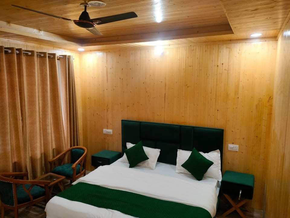 Deluxe Suite, Hill View | 3 bedrooms, in-room safe, laptop workspace, blackout drapes