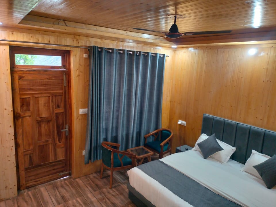 Deluxe Suite, Hill View | 3 bedrooms, in-room safe, laptop workspace, blackout drapes