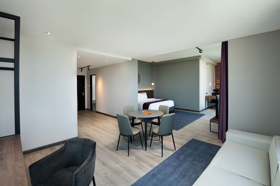 Junior Suite | In-room safe, desk, WiFi (free), bed sheets