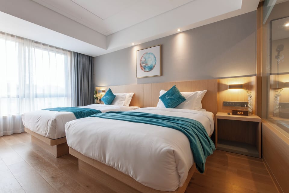 In-room safe, desk, bed sheets