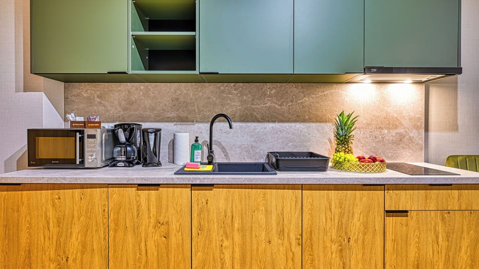 Apartment (226) | Private kitchen | Fridge, stovetop, electric kettle, cookware/dishes/utensils