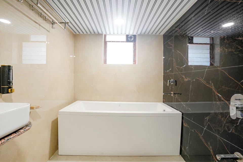 Shower, rainfall showerhead, free toiletries, towels