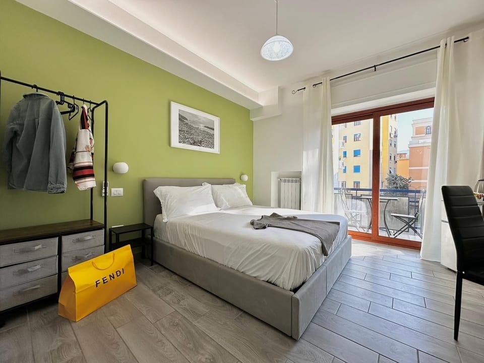 Deluxe Townhome, Courtyard View | Minibar, in-room safe, individually decorated, individually furnished