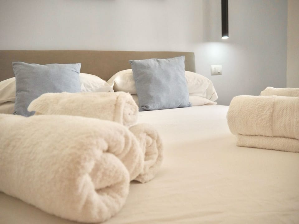 Deluxe Townhome, Courtyard View | Minibar, in-room safe, individually decorated, individually furnished