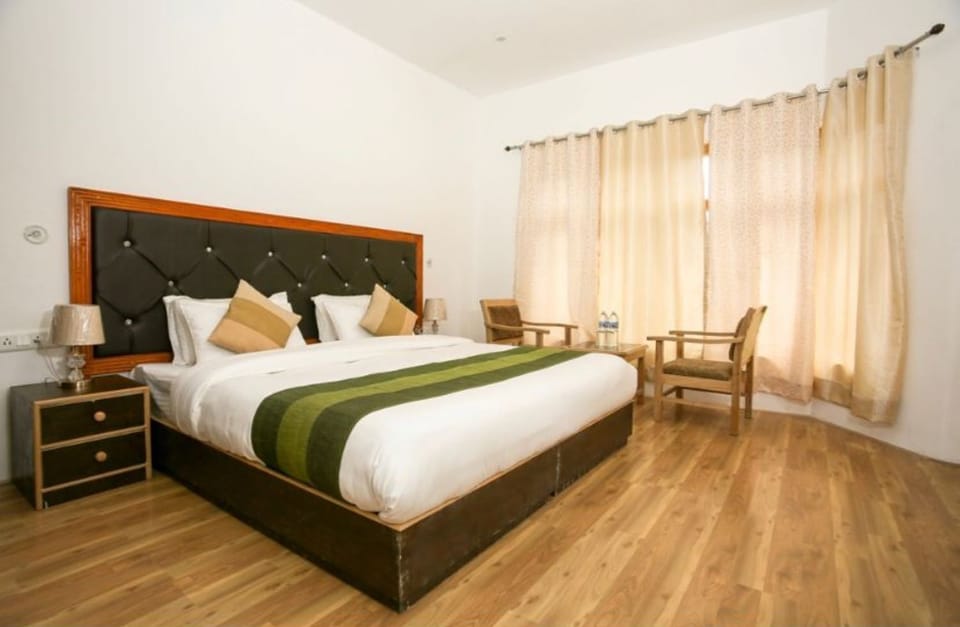 Double Room, Mountain View | WiFi (free), bed sheets