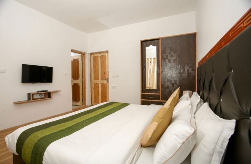 Double Room, Mountain View | WiFi (free), bed sheets